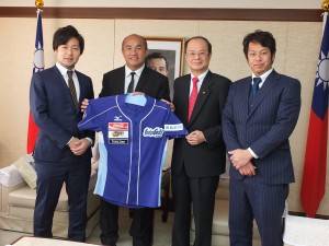 張泰山内野手(左2)は、徳島インディゴソックス共同オーナーの荒井健司氏(左1)らと共に台北駐日経済文化代表処の沈斯淳代表(右2)を表敬訪問した。