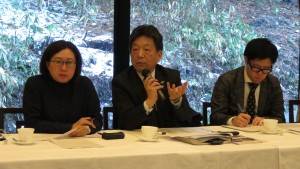左起:錢社主 原部長討論誘致外國觀光客作法