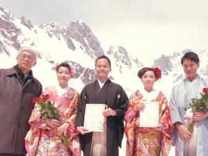 左起 台中市觀光旅遊局長陳盛山與兩對新人合影