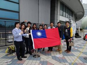 大阪台灣同鄉會青年會部分成員提早抵達排隊等候進場