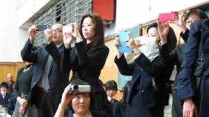 家長拍下孩子畢業珍貴時刻