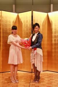 偶像團體成員前島亞美(左)認為謝依旻在日本女流棋界佔有領導的地位,希望可以向她多學習