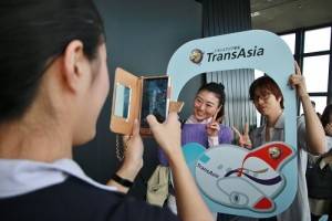 復興航空在東京鐵塔大展望台舉辦贈熊活動,邀請民眾拍照打卡就可以把櫻花熊帶回家