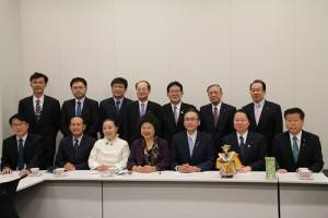 南台灣5縣市首長訪團拜會日華議員懇談會,由該會幹事長古屋圭司(前排右3)等議員出席接待