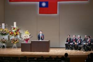 橫濱華僑總會會長羅鴻健以校友身分盼新生要努力