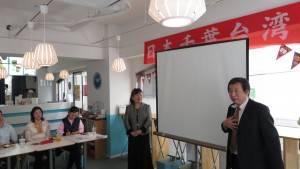 右：千葉台商會幹事長高木道文說明集集山蕉展售活動