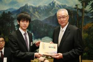 呉敦義副総統とも面会。左は大賞を受賞した内部錦君（大学４年生）