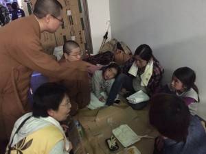 被災者を励まして回る満淨法師