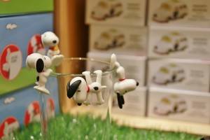 史努比和奇譚俱樂部合作推出史努比版本杯緣子，搶先在館內販售（©Peanuts）