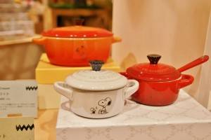 東京史努比博物館和許多品牌跨界合作推出商品，圖為和法國品牌Ｌｅ　Ｃｒｅｕｓｅｔ合作的迷你鍋具（©Peanuts）