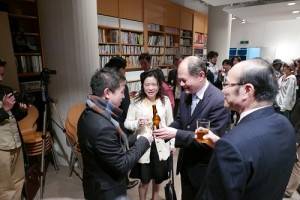 台灣文化中心主任朱文清（右１）和駐處處長粘信士伉儷一起向藝術家邱昭財（左１）致意