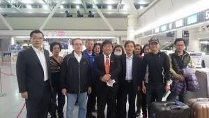 駐福岡辦事處處長戎義俊等人努力下，將因熊本震災，受困於南阿蘇村的１１位台灣旅客平安接回（照片提供：中央社）