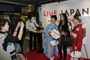 淺草車站內則有穿和服的服務人員介紹「ＬＩＶＥ　ＪＡＰＡＮ」，外國觀光客則沒有錯過機會與和服人員合影（照片提供：株式會社ＧＵＲＵＮＡＶＩ）