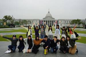 日台スカラシップ受賞学生１５人は台湾研修旅行で台湾への理解を深めた。（写真は台南の奇美博物館）