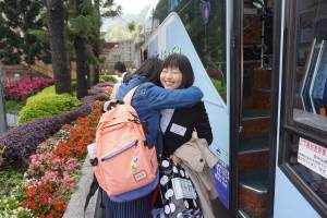 ホームステイの受け入れをしてくれた東呉大学生との別れを惜しむ南山大学２年生の福島里奈さん