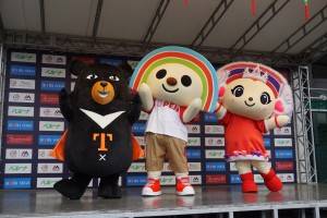 「喔熊（オーション、OhBear）」と「OPENちゃん」、「PLEASEちゃん」がダンスを披露