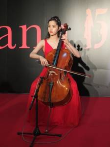 「ラブ・イズ・オーバー」など全３曲を披露