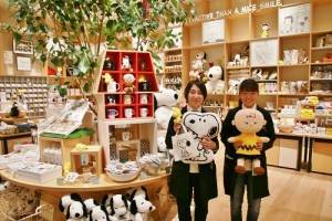 店員推薦多款東京史努比博物館原創周邊（©Peanuts）