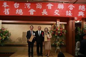 僑委會主秘張良民（中）贈送紀念品給日總第３和第４屆總會長王明裕（左）、新垣旬子