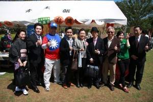 現場有許多僑界人士和當地議員到場支持
