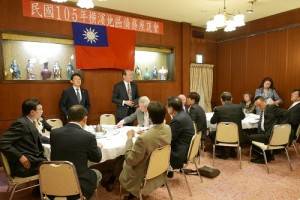駐橫濱辦事處處長粘信士在座談會上致詞