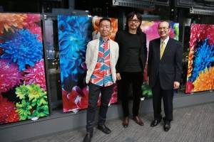台灣文化中心主任朱文清（右）與藝術家彭弘智（中）和與會賓客合影