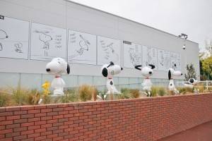 從入口的５座史努比像可看出自１９５０年代至２０００年間的進化過程（©Peanuts）