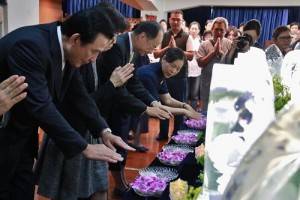 與會的賓客依序進行浴佛儀式
