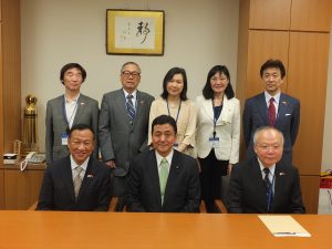 岸信夫議員（下段中央）、大江会長のほか、台北駐日経済文化代表処の郭仲熙副代表、亜東親善協会副会長で元立法院の張建国氏、留日台湾同郷会の尹世玲会長、日本華商総会会長代行の林三統氏が出席