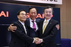 鴻海グループの戴正吳副総裁（左）と鴻海グループの郭台銘董事長（中）及びシャープの高橋興三社長