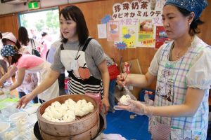 家長們辛苦準備食材，藉此增進家長間的情誼，協助新生家長快速融入東京中華學校大家庭