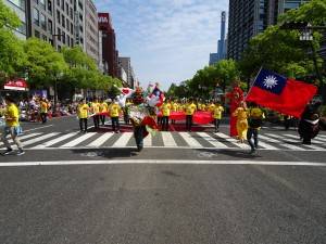 台灣團隊在三太子領隊下 走上神戶街頭