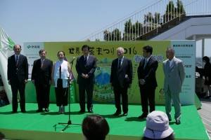 靜岡縣知識川勝平太（左４）、嘉義縣長張花冠（左３）與駐橫濱辦事處處長粘信士（左１）等人出席２０１６年新茶贈與儀式