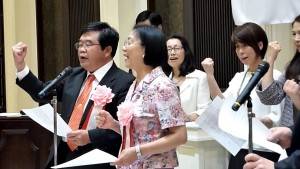 ○決意を込めた歌で祝賀会を締めくくった