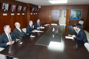 駐橫濱辦事處處長粘信士拜會鐮倉市市長松尾崇