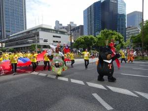 向沿途民眾揮手致意