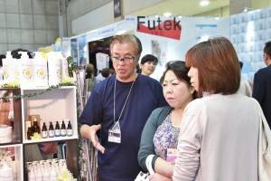 CML營業部長藤屋輔司(左)向客戶介紹CML的商品