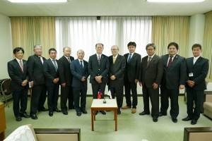 鐮倉市議會日台友好親善議員聯盟成員與駐處處長粘信士合影