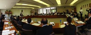 戎義俊総領事の「日本精神」の講和に耳を傾ける参会者