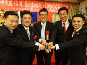 眾議員中山泰秀、岡下昌平與立委姚文智等人攜手期盼台日關係越來越好