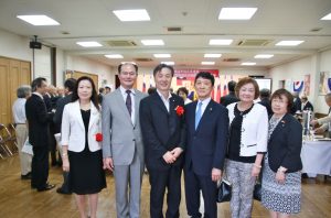 左起為，駐橫濱辦事處處長粘信士伉儷、眾議員水戶將史、橫濱華僑總會會長羅鴻健、橫濱台灣商會會長河維寧和日台經濟文化交流協會會長上村直子，在會中合影