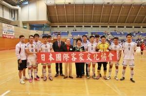 日本國際客家文化協會會長邱泱棟(右6)特別到場支持中華隊選手(右7為浦安Bardral球隊代表塩谷竜生)