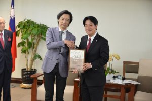 頼市長（右）に義援金を手渡した東儀さん（右）