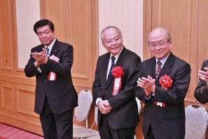 左起為眾議員伊東良孝、駐日副代表郭仲熙和台灣協會理事長根井洌等人出席亞東親善協會懇親會