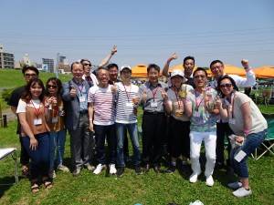 駐大阪辦事處僑務組副組長黃水益(左4)率多位同仁前來 與年輕人交換意見