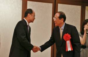 日本交流會長大橋光夫(右)致完詞後,便下台和駐日代表沈斯淳握手致意