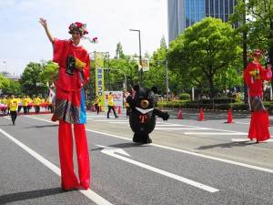 19歲的王紹丞開心地與路旁民眾揮手 毫不怯場