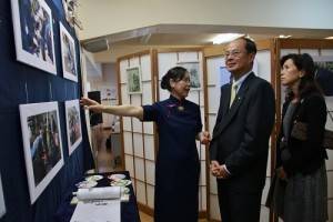 慈濟日本分會執行長許麗香(左)向駐日代表沈斯淳伉儷介紹慈濟在日本各地進行的人道援助活動
