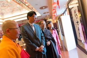駐大阪辦事處處長張仁久（右３）欣賞星雲大師一筆字展
