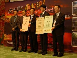 左から屏東県観光伝播所・黄国維副所長、高雄市観光局・許伝盛局長、台湾観光協会大阪事務所・林俊彗所長、台北駐大阪経済文化弁事処・張仁久処長 
